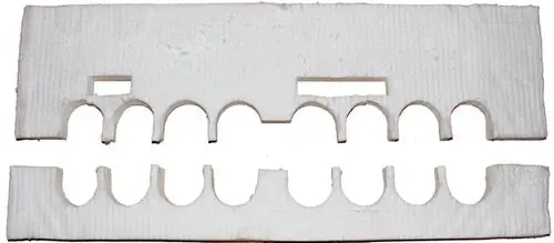 Wärmedämmplatte aus weißem Material mit Aussparungen, geeignet für bestimmte Wärmeanwendungen. Produkt von Wolf, verwendet für Brennertechnik.
